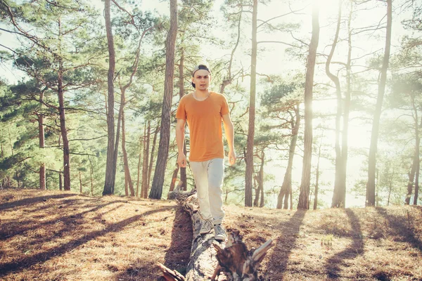 Sportig kille gå i skogen — Stockfoto