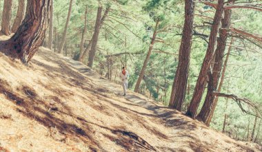 Engebeli arazi üzerinde koşan sportif adam