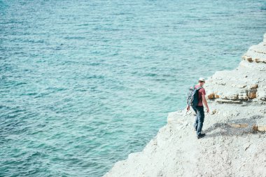 Uzun yürüyüşe çıkan kimse adam taş kıyısında 