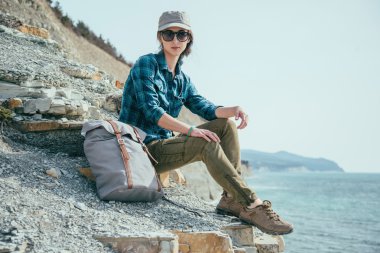 Gezgin kadın kıyısında dinlenme