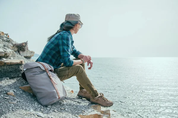 Traveler woman looking at sea — Stock Photo, Image