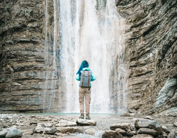 Viajera disfrutando de la vista de la cascada — Foto de Stock