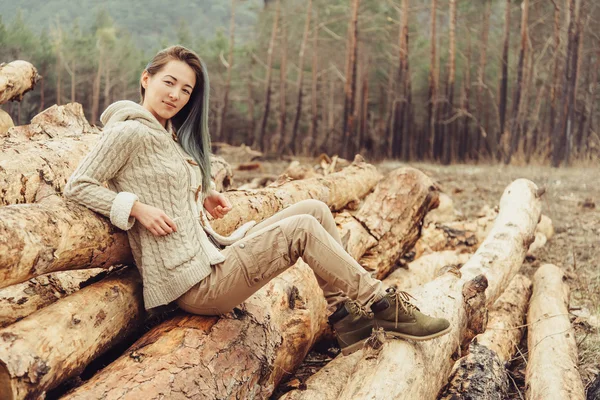 Junge Frau ruht sich im Wald aus — Stockfoto