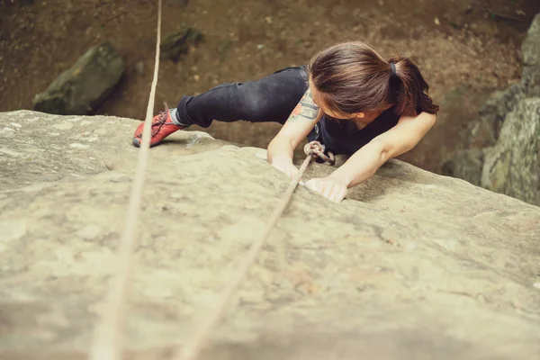 Kobieta, wspinaczka na kamiennej góry — Zdjęcie stockowe