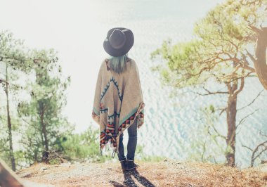 Moda kız kıyısında yürüyüş 