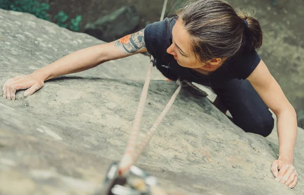 Chica escalando en roca — Foto de Stock