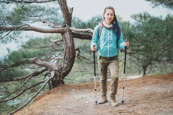 Escursionista ragazza con bastoncini da trekking — Foto Stock