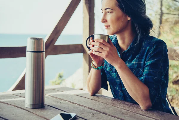 Ragazza a riposo in veranda in legno — Foto Stock