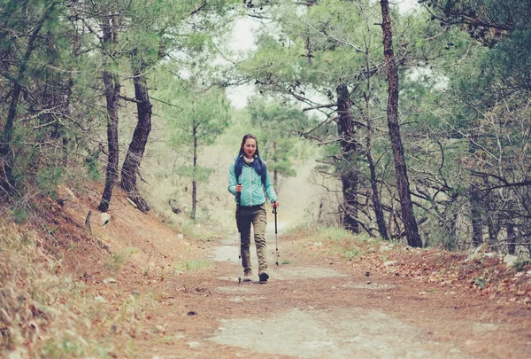 Escursionista con bastoncini da trekking all'aperto — Foto Stock