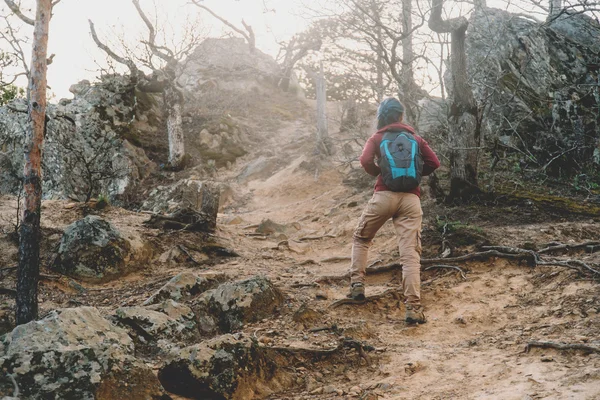 岩の間を歩くハイカー — ストック写真