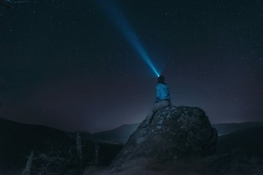 Gece gökyüzünde ışık demeti ile seyahat