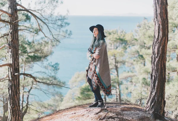 Hermosa mujer en poncho al aire libre — Foto de Stock