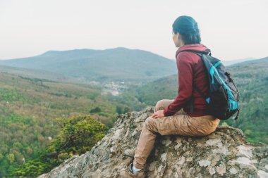 Peyzaj manzarayı uzun yürüyüşe çıkan kimse