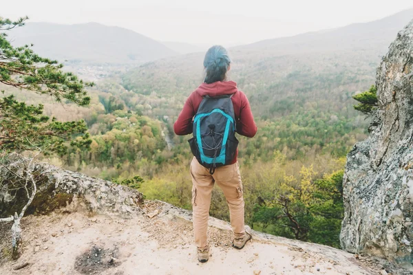 Backpacker in the mountains — Stock Photo, Image