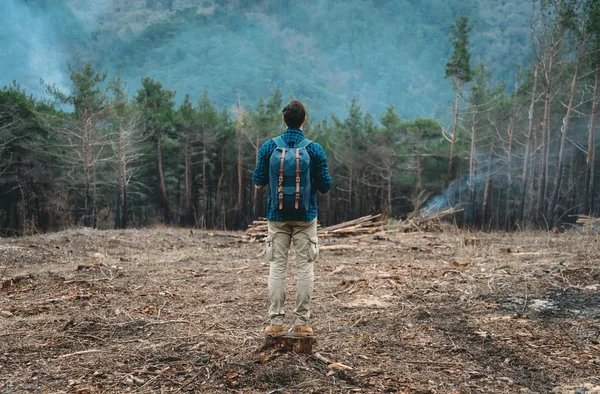 Турист стоит в лесу — стоковое фото