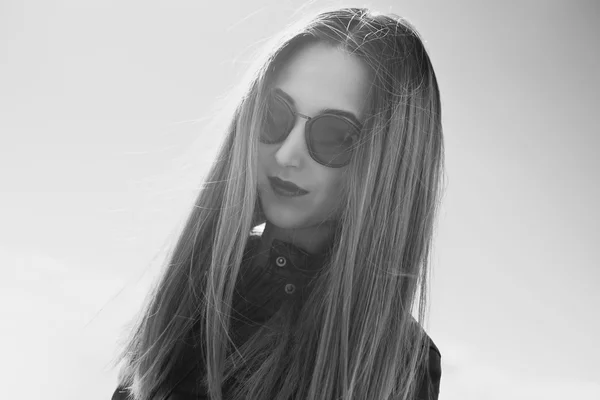 Young woman in round sunglasses — Stock Photo, Image