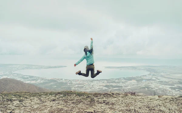 Счастливая женщина путешественница прыгает — стоковое фото