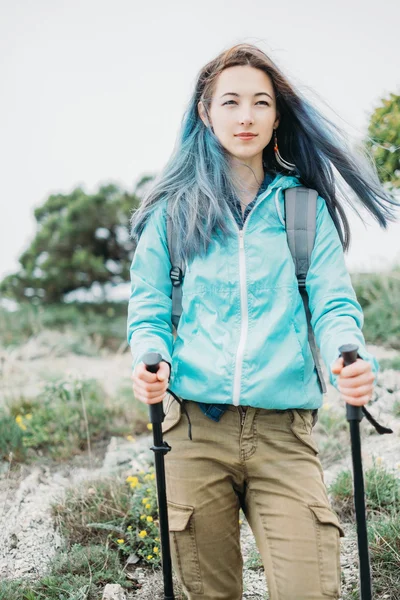 Chica excursionista caminando al aire libre —  Fotos de Stock