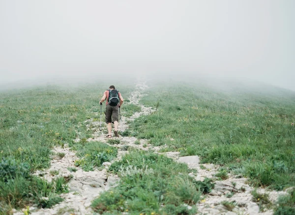 Turysta man walking we mgle — Zdjęcie stockowe