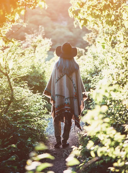 Meisje in zonnige zomer park — Stockfoto