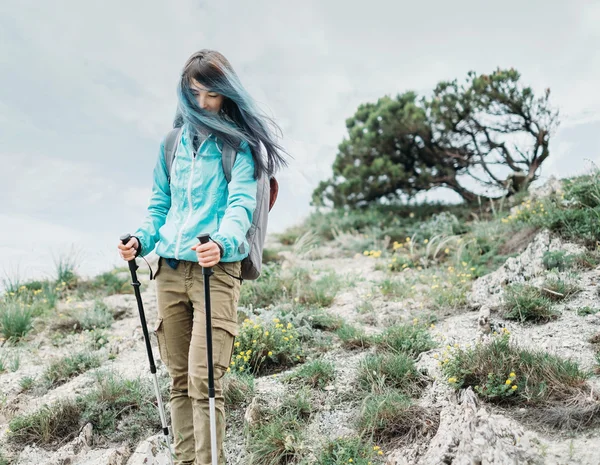 Chica viajera caminando en la colina — Foto de Stock