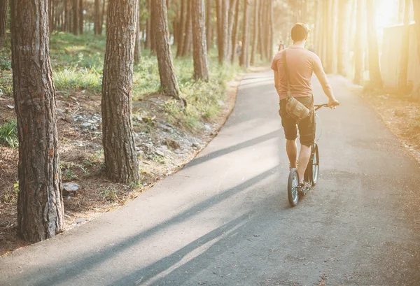 Giovane su scooter calcio — Foto Stock