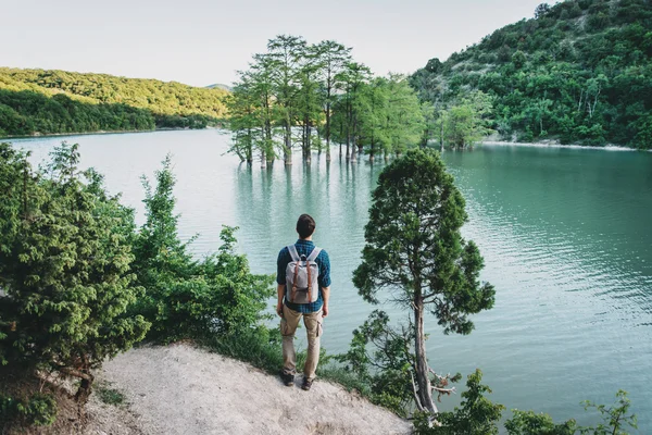 Cestovatel na pobřeží jezera — Stock fotografie