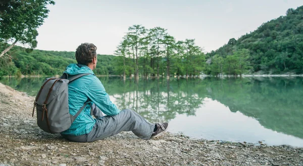 Redução de viajantes na costa do lago — Fotografia de Stock