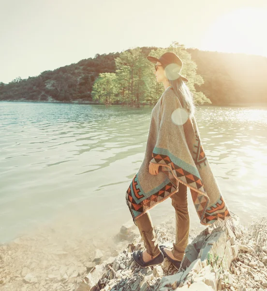 Mulher desfrutando de vista da natureza — Fotografia de Stock