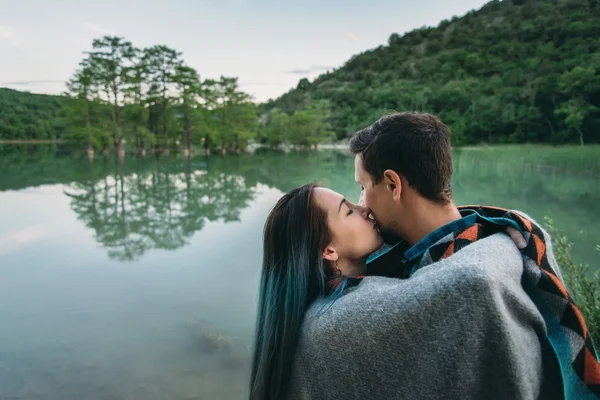 Paar ruht sich am See aus — Stockfoto