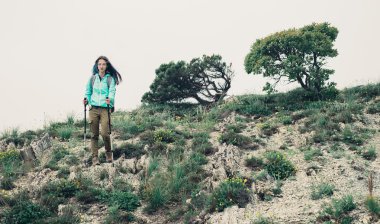 Uzun yürüyüşe çıkan kimse kız tepede yürüyüş