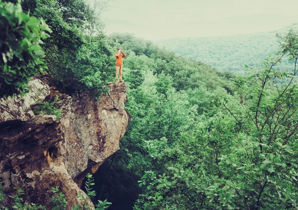 Wanderer mit Fernglas — Stockfoto