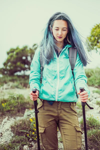 Chica excursionista caminando al aire libre —  Fotos de Stock
