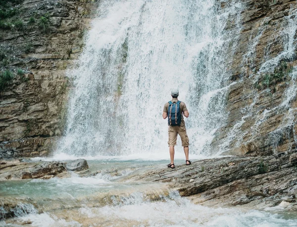 Explorador homem e cachoeira — Fotografia de Stock