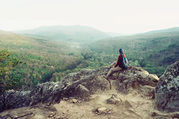 Turista se těší z mountain view — Stock fotografie