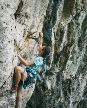 Kadın tırmanmaya başladı