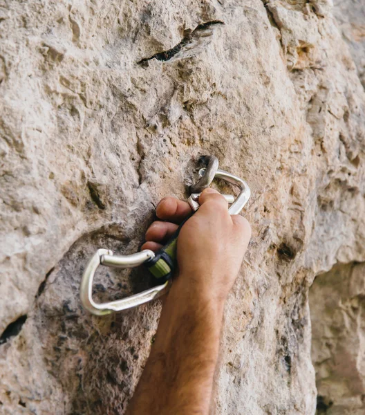 Climber holding a quick-draw — Stock Photo, Image
