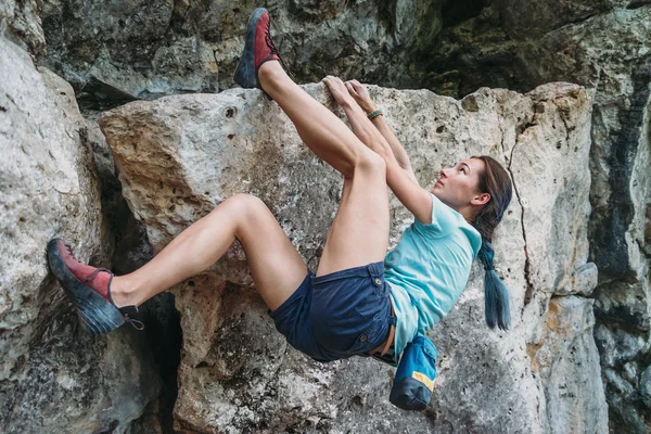 Deportiva mujer escalada bouldering — Foto de Stock