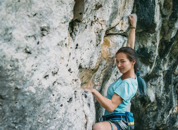 Mujer escalando la pared de roca —  Fotos de Stock