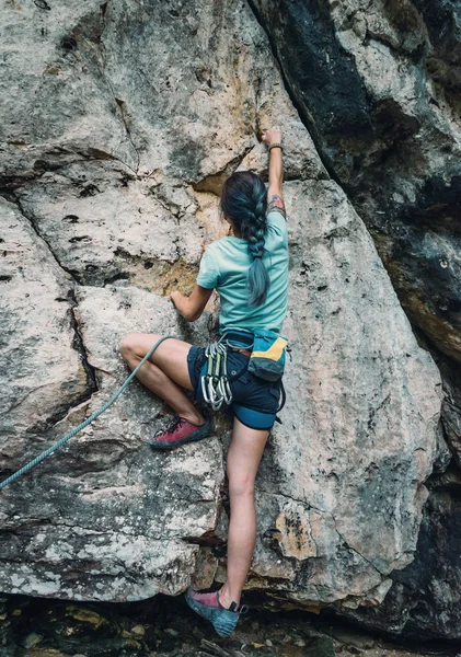 Спортсменка піднімається на скелі — стокове фото