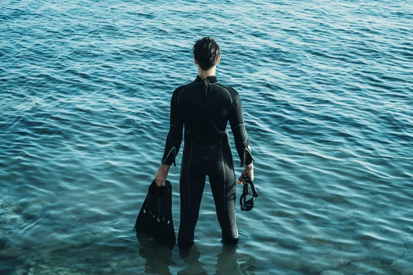 男性ダイバーが海の中に立っています。 — ストック写真