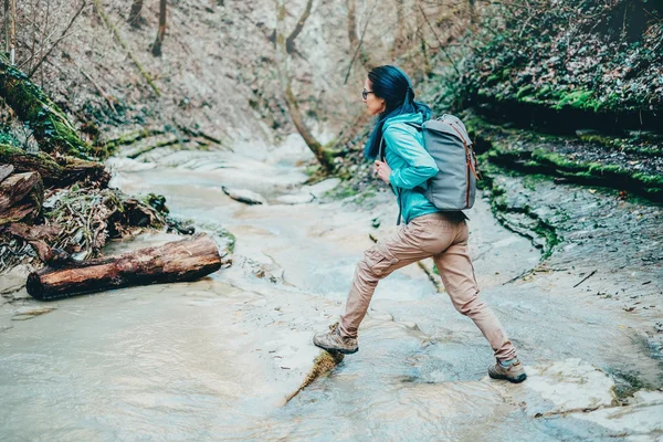 Traveler crossing the river — Stock Photo, Image