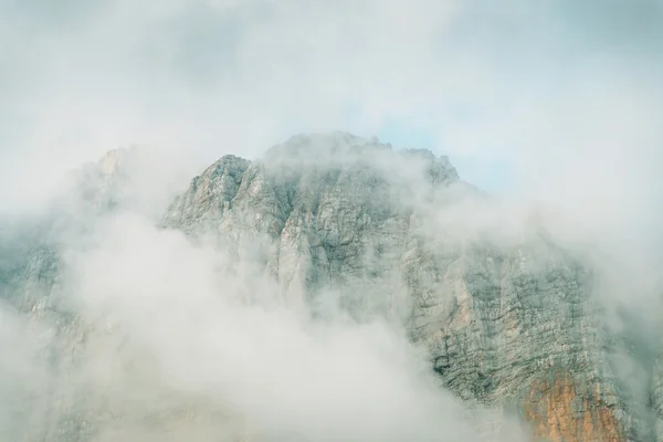 Rock in de wolken — Stockfoto