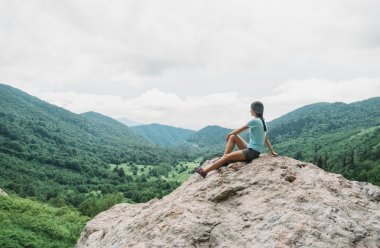 Dağlarda kadın explorer