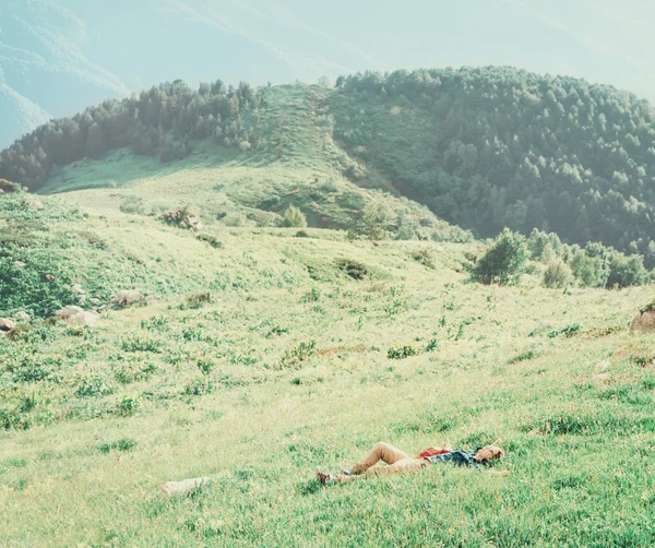 Путешественник, отдыхающий в горах — стоковое фото