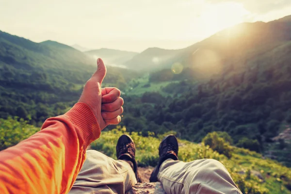 Happy traveler showing thumb up — Stock Photo, Image