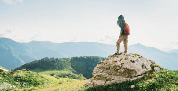 Mujer joven de pie sobre piedra rocosa — Foto de Stock