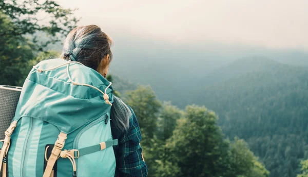 旅行者のバックパックを持つ若い女性 — ストック写真