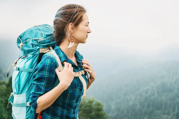 Schöne Wanderin junge Frau — Stockfoto