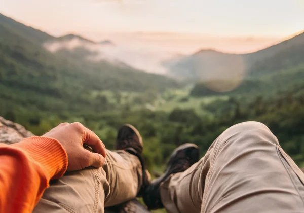 POV immagine del viaggiatore in montagna — Foto Stock